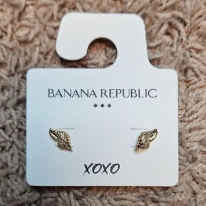 Banana Republic XOXO Gold Seashell Stud Earrings